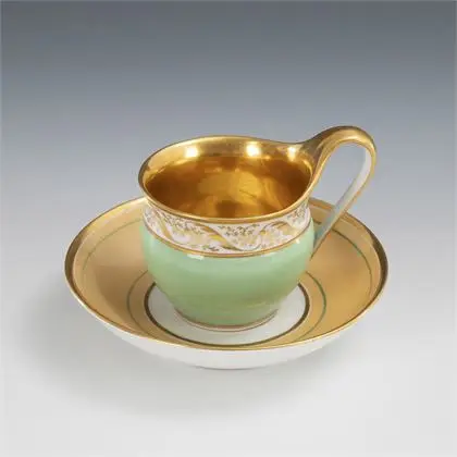 Tasse de vitrine avec fond partiel vert menthe. KPM Berlin
