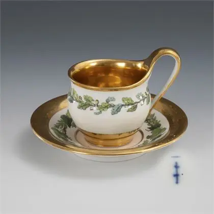 Tasse de vitrine avec bande de feuilles de chêne. KPM Berlin