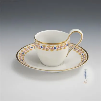 Tasse de vitrine avec bordure florale. KPM Berlin