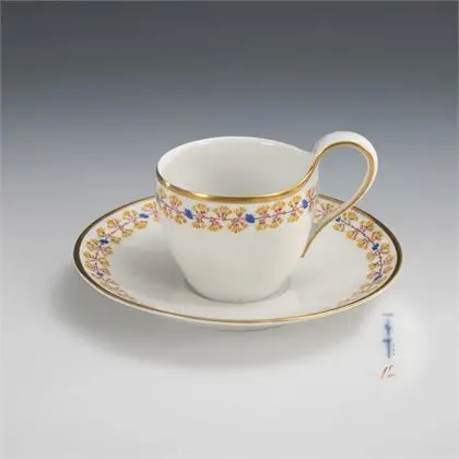 Tasse de vitrine avec bordure florale. KPM Berlin