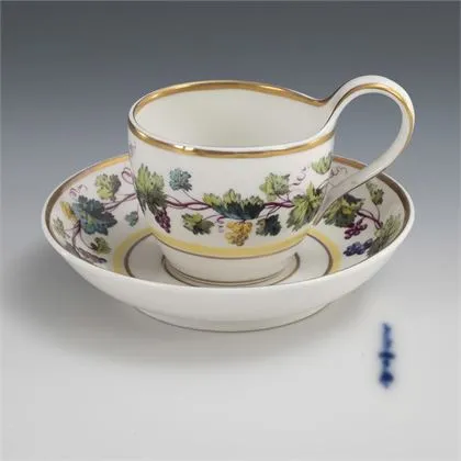 Biedermeier-Vitrinentasse mit Weinrebenbordüre. KPM Berlin