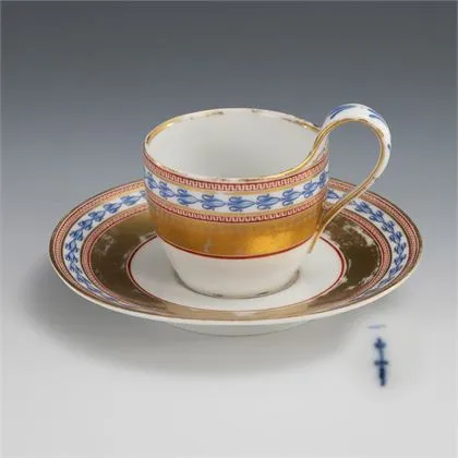 Vitrinentasse mit antikischen Ornamentbändern. KPM Berlin