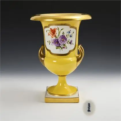 Grote kratervaas met bloemschildering en gele fond. KPM Berlin