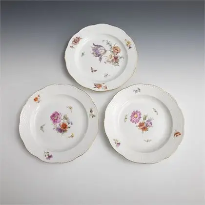 3 borden met bloem- en insectenschildering. KPM Berlin