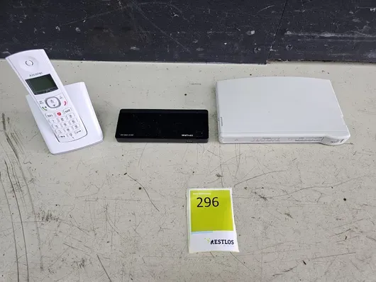 1x telefoon 1x USB-hub 1x switch
