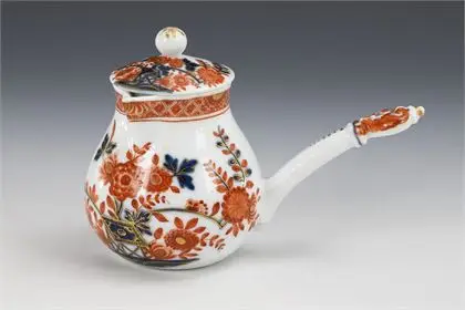 Klein kannetje met oor met tafelmotief. Meissen