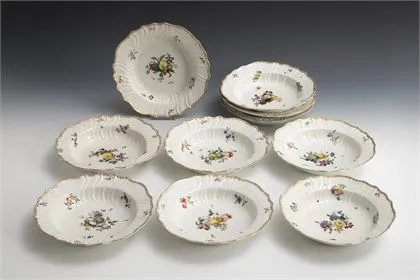 10 barokke soepborden met fruit- en bloemschildering. Meissen