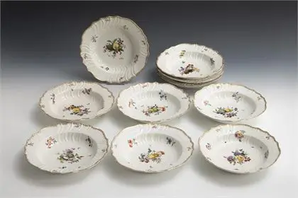 10 barokke soepborden met fruit- en bloemschildering. Meissen