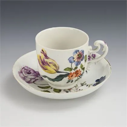 Barok kopje met houtsnede bloemen. Meissen