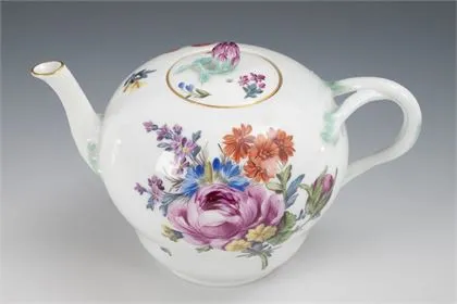 Théière baroque avec peinture florale. Meissen