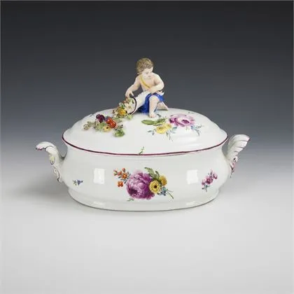 Kleine terrine met putto-knop. Meissen
