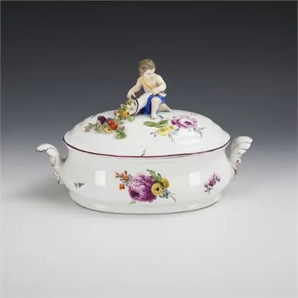 Kleine terrine met putto-knop. Meissen