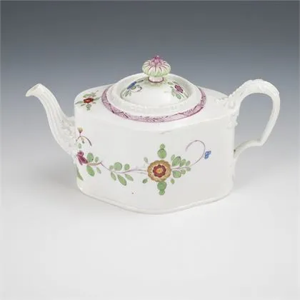 Barokke theepot met Kakiemon-beschildering. Meissen