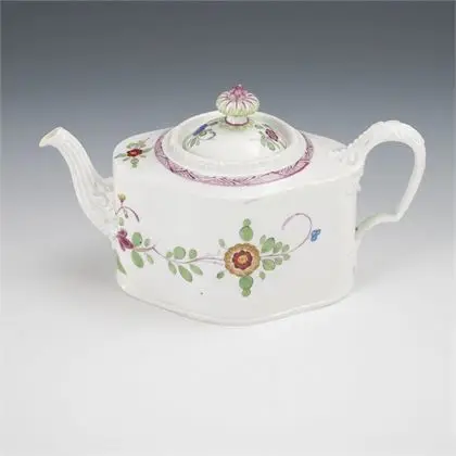 Barokke theepot met Kakiemon-beschildering. Meissen