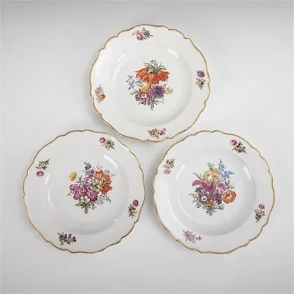 3 barokke borden met bloemschildering. Meissen