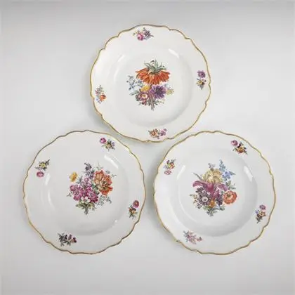 3 barokke borden met bloemschildering. Meissen