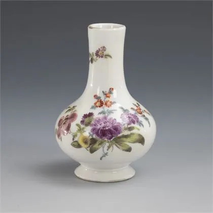 Vase miniature avec peinture florale. Meissen