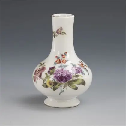 Miniatuurvaas met bloemschildering. Meissen