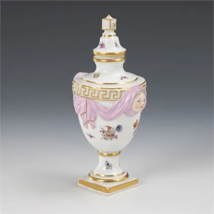 Kleine dekselvaas met maskaronhandvatten. Meissen