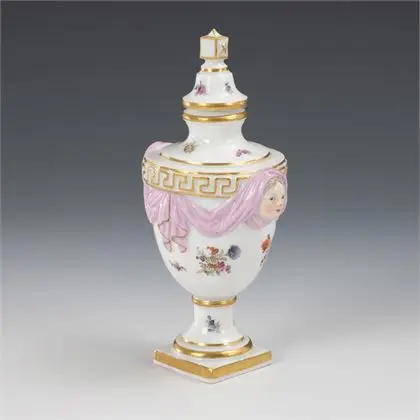 Kleine dekselvaas met maskaronhandvatten. Meissen