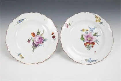 2 assiettes plates avec peinture florale. Meissen