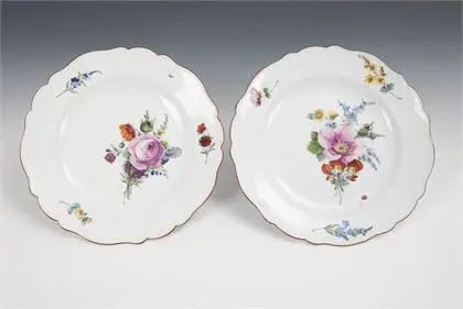 2 platte borden met bloemschildering. Meissen