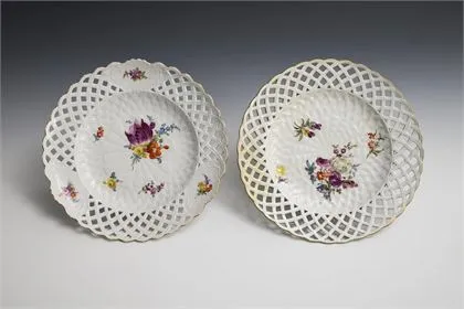 Paire d'assiettes baroques ajourées avec peinture florale. Meissen