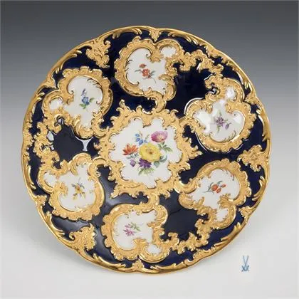 Pronkschaal met kobaltblauwe fond. Meissen