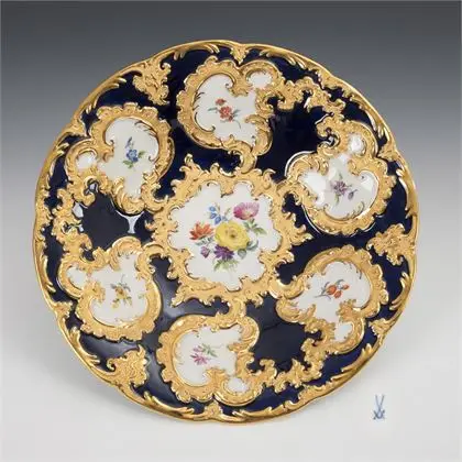 Pronkschaal met kobaltblauwe fond. Meissen