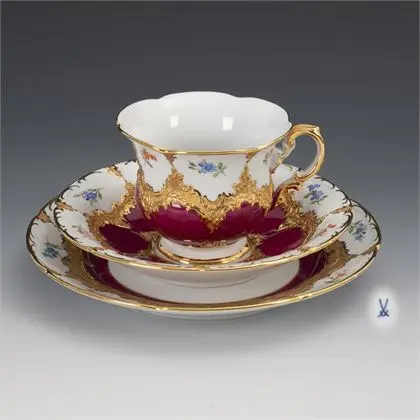 Servies "B-Form" met paars fond en verstrooide bloemenschildering. Meissen