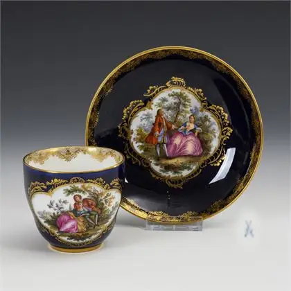 Kopje met kobaltblauw fond en Watteau-schildering. Meissen