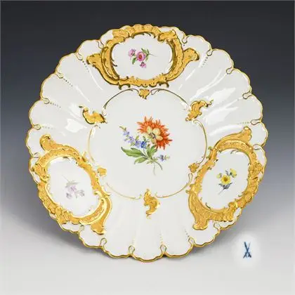 Pronkschaal met bloemschildering. Meissen