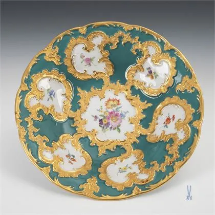 Coupe d'apparat avec fond vert et peinture florale. Meissen