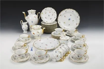 Service à café et à thé avec peinture de fleurs éparses. Meissen