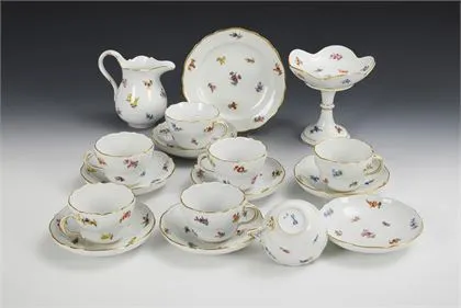 17 pièces d'un service à café avec peinture de fleurs éparses. Meissen