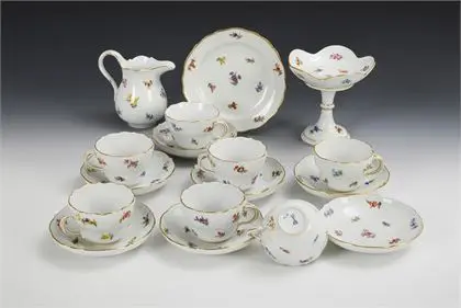 17 delen van een koffieservies met verstrooide bloemschildering. Meissen