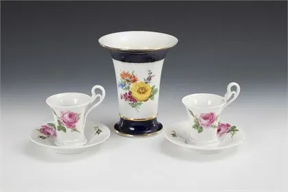 Vaas en 2 kopjes met bloemschildering. Meissen