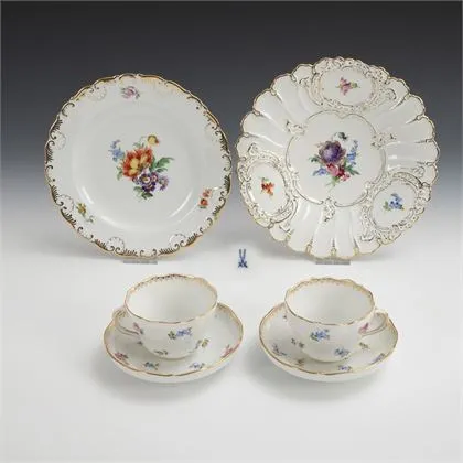 2 assiettes en relief et 2 tasses. Meissen