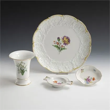4 porcelaines avec peinture florale. Meissen