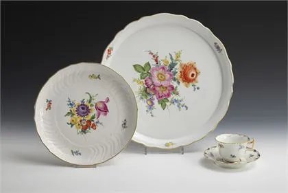 Blad, presenteerbord en kopje met schotel. Meissen