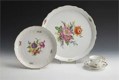 Blad, presenteerbord en kopje met schotel. Meissen