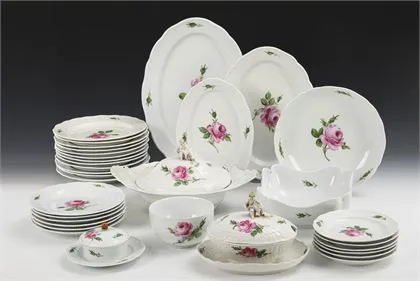 31 + 2 delen van een servies "Rote Rose". Meissen