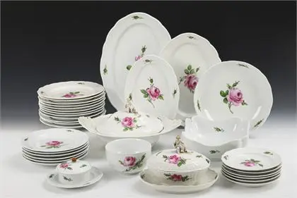 31 + 2 delen van een servies "Rote Rose". Meissen