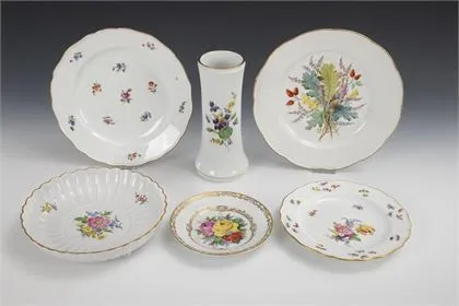 6 porseleinen items met bloemschildering. Meissen