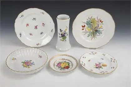 6 porseleinen items met bloemschildering. Meissen