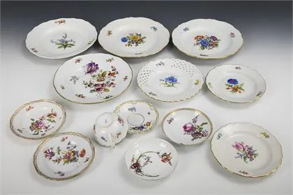 12 borden en 1 kopje met bloemschildering. Meissen