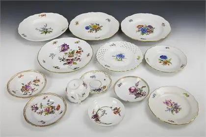 12 borden en 1 kopje met bloemschildering. Meissen