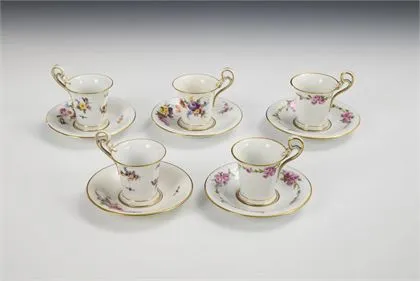 5 mokakopjes met bloemschildering. Meissen