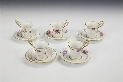5 mokakopjes met bloemschildering. Meissen