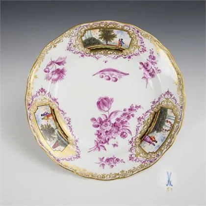 Bord met purperen en Watteau-schildering. Meissen